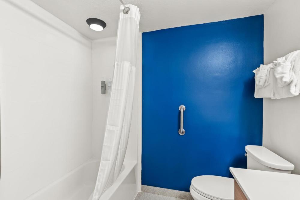 Queen Room with Bath Tub - Disability Access interior